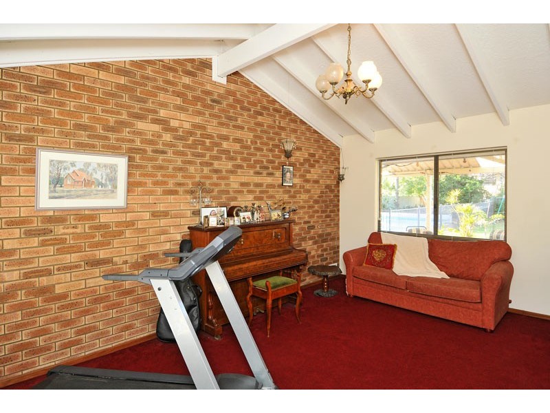 4 Agnew Place, Halls Head WA 6210