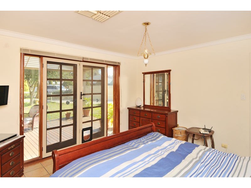 4 Agnew Place, Halls Head WA 6210