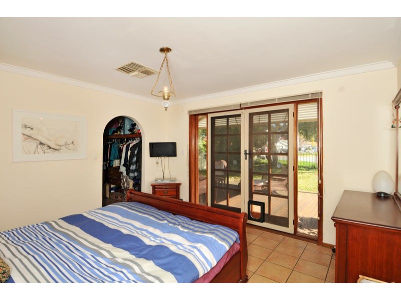 4 Agnew Place, Halls Head WA 6210