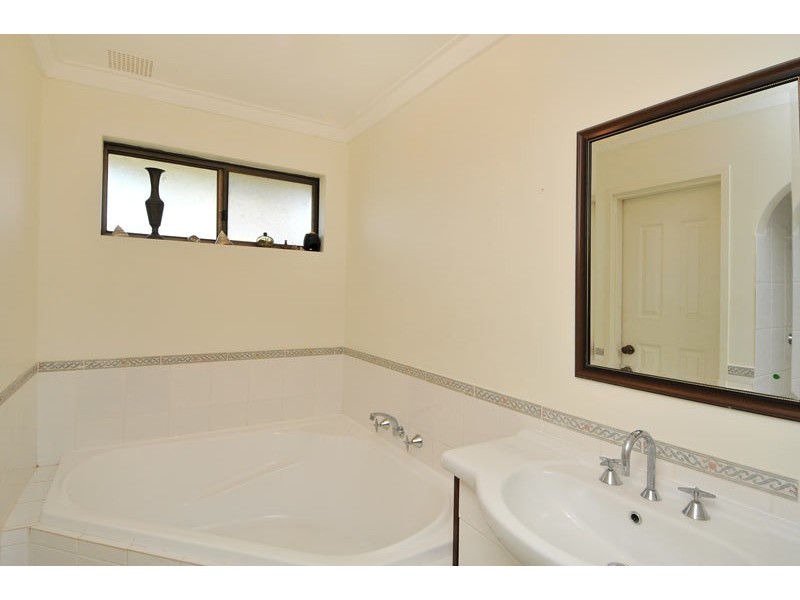 4 Agnew Place, Halls Head WA 6210