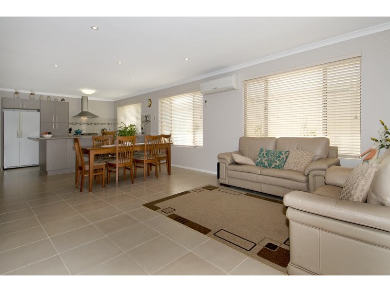 4 Nankeen Approach, Dudley Park WA 6210