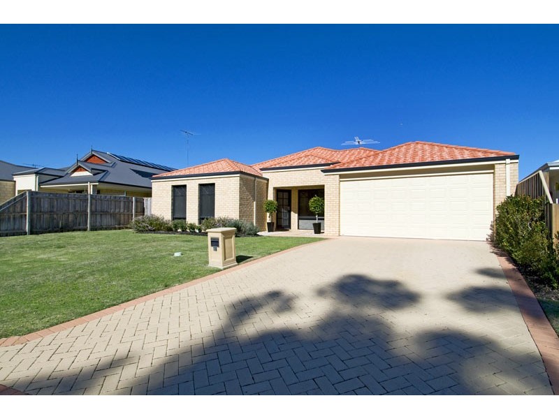 18 Poinsettia Green, Halls Head WA 6210