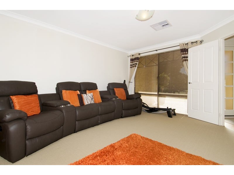 18 Poinsettia Green, Halls Head WA 6210