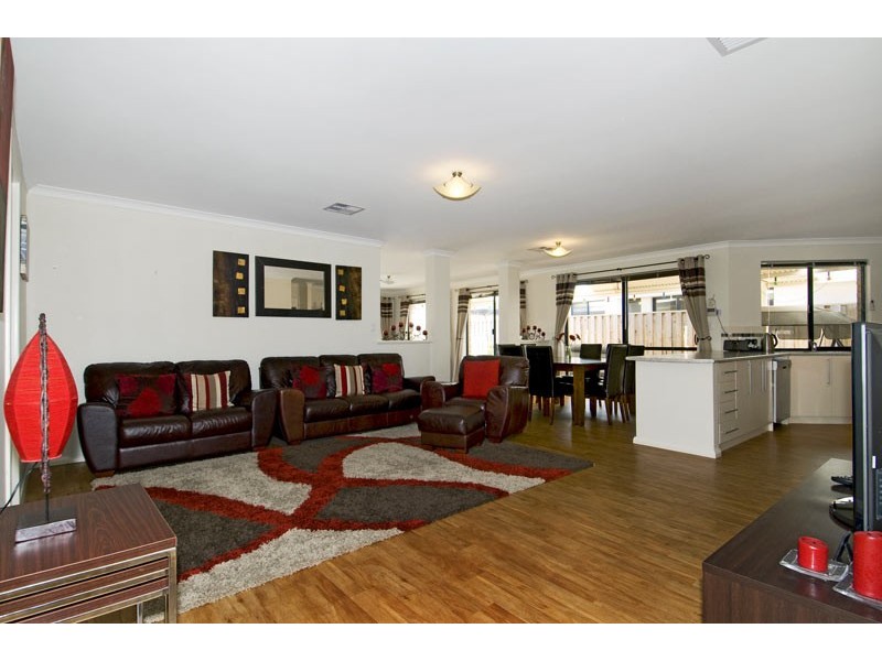 18 Poinsettia Green, Halls Head WA 6210