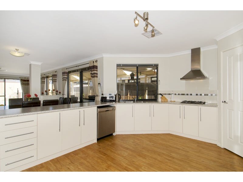 18 Poinsettia Green, Halls Head WA 6210