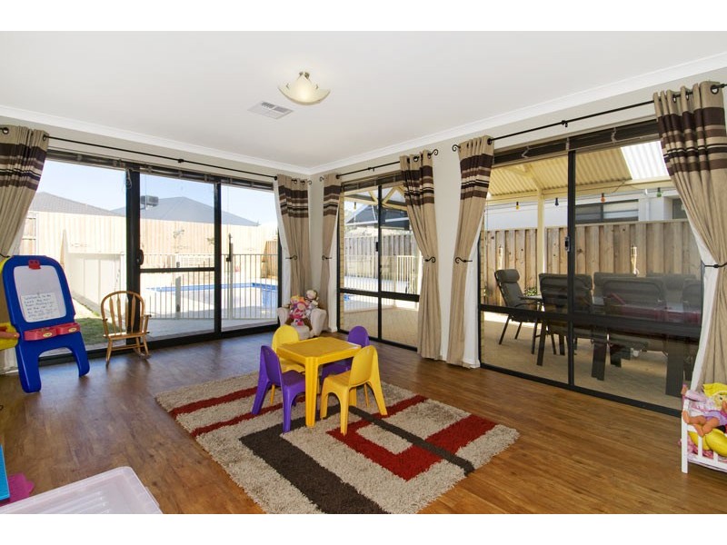 18 Poinsettia Green, Halls Head WA 6210