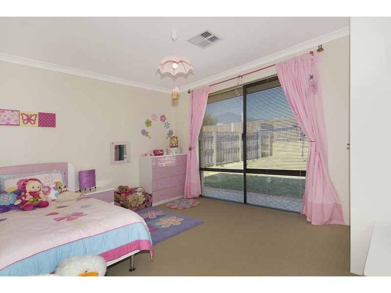 18 Poinsettia Green, Halls Head WA 6210