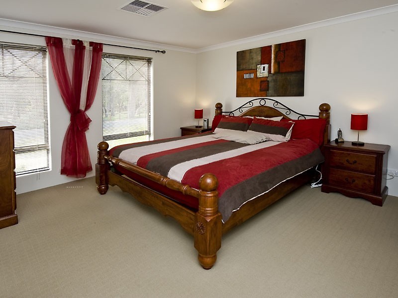 18 Poinsettia Green, Halls Head WA 6210