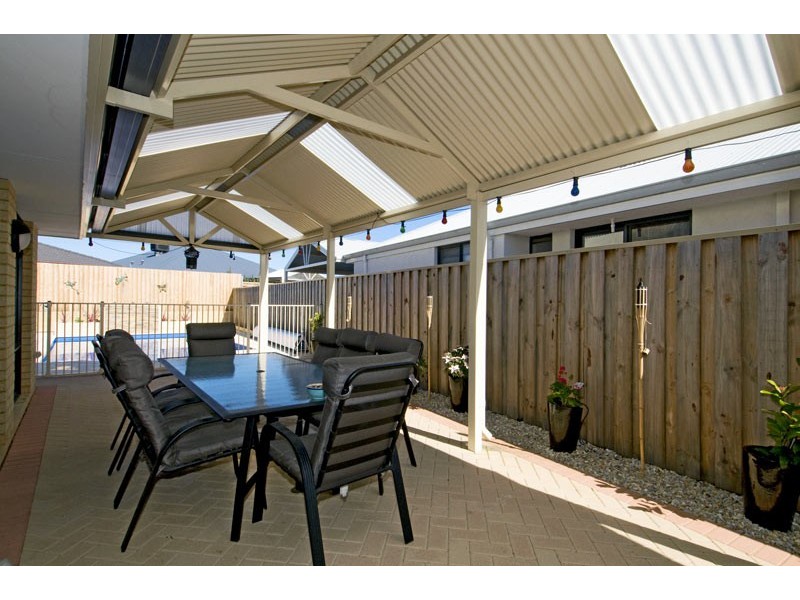 18 Poinsettia Green, Halls Head WA 6210