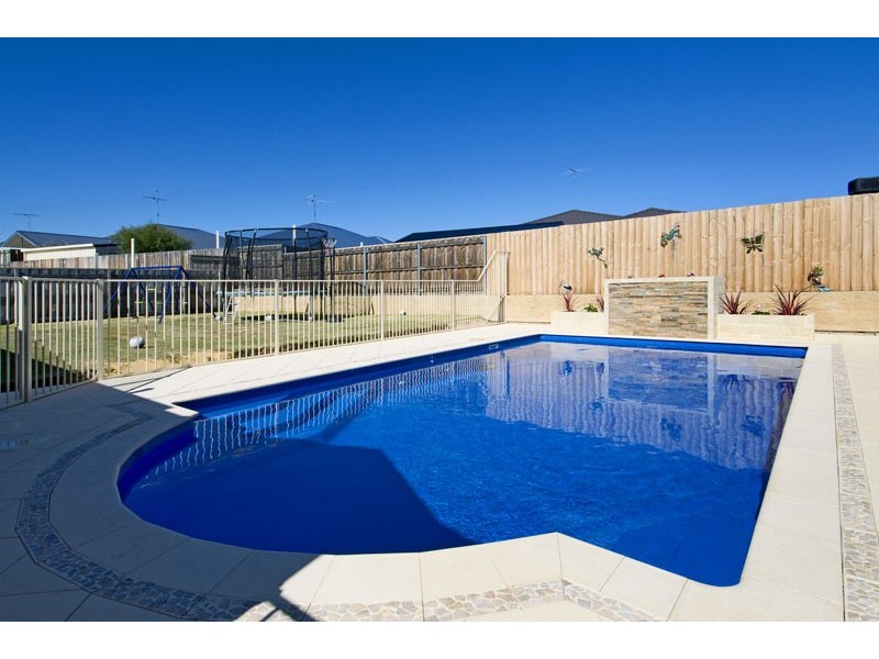 18 Poinsettia Green, Halls Head WA 6210