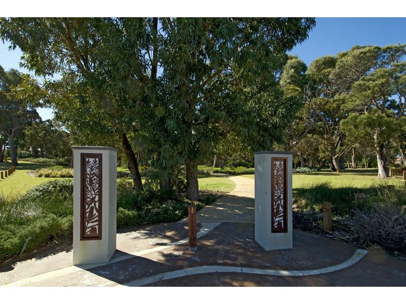 18 Poinsettia Green, Halls Head WA 6210