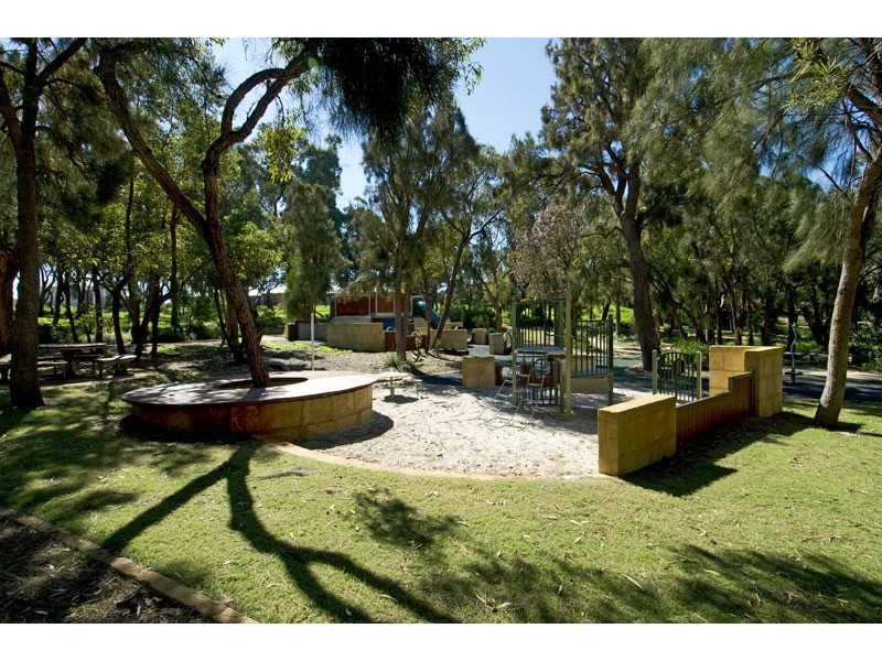 18 Poinsettia Green, Halls Head WA 6210