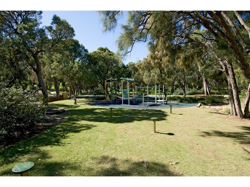 18 Poinsettia Green, Halls Head WA 6210