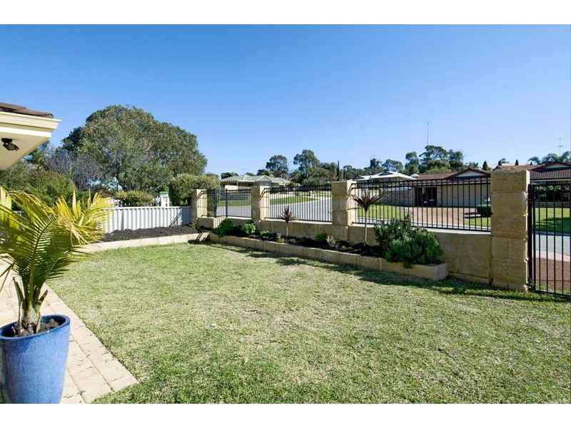 8 Allamanda Way, Halls Head WA 6210