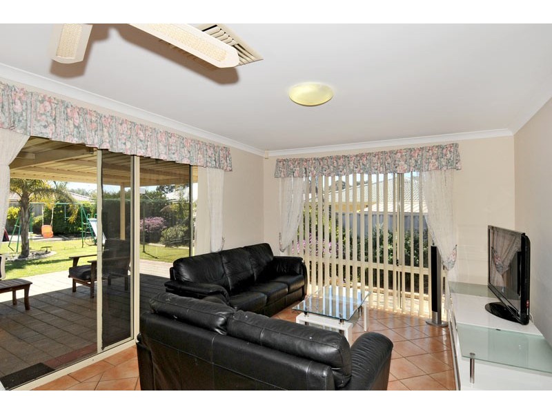 8 Lilac Green, Halls Head WA 6210