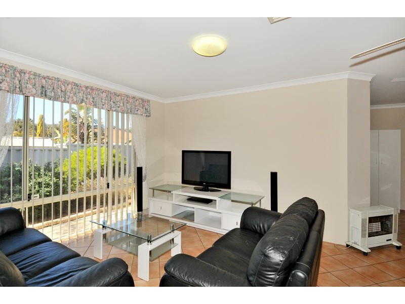 8 Lilac Green, Halls Head WA 6210