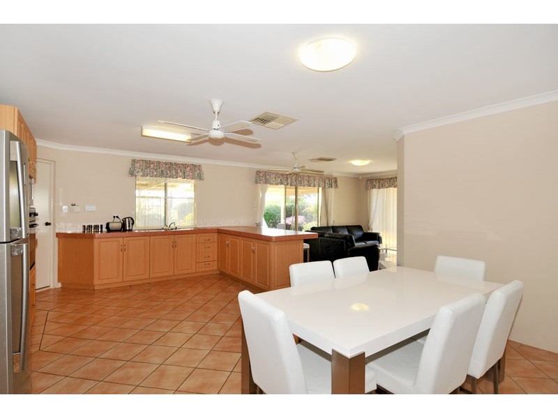 8 Lilac Green, Halls Head WA 6210