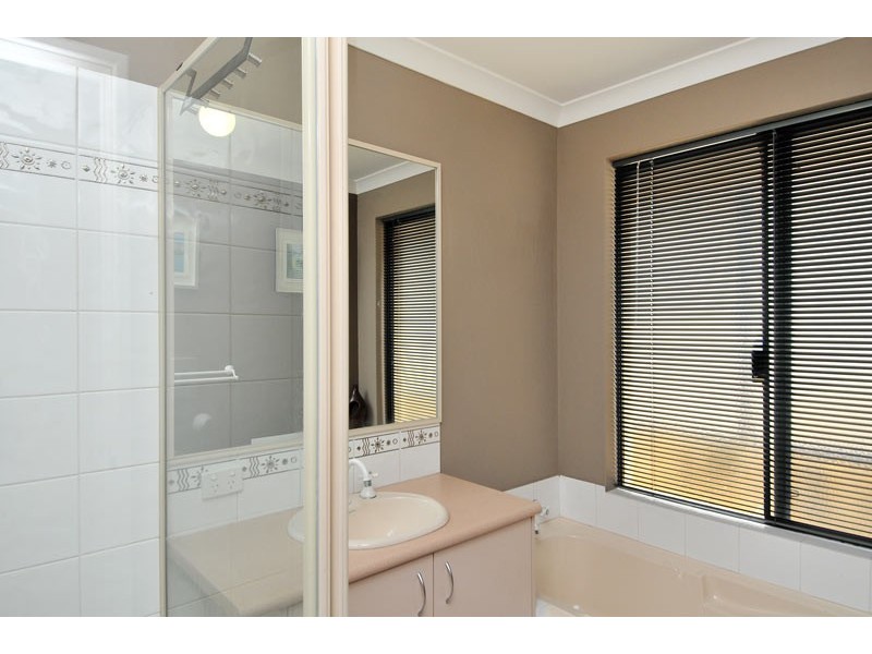 309 Oakmont Ave, Meadow Springs WA 6210