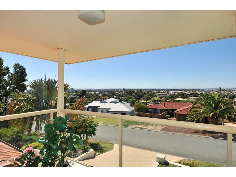 18 Armstrong Street, Halls Head WA 6210