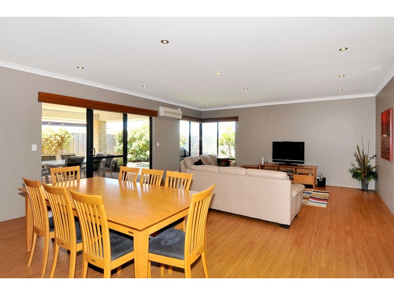 10 Grasshill Grange, Halls Head WA 6210