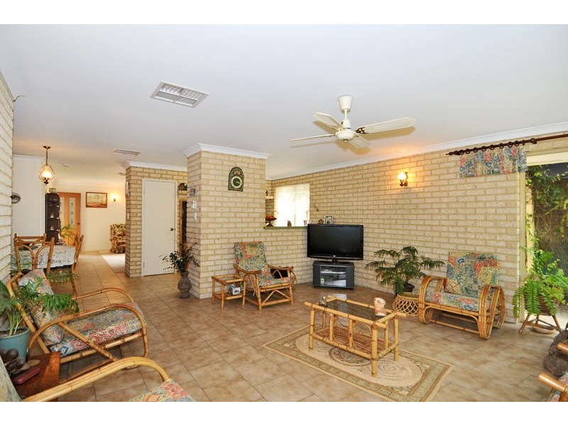 8 Mahogany Drive, Halls Head WA 6210
