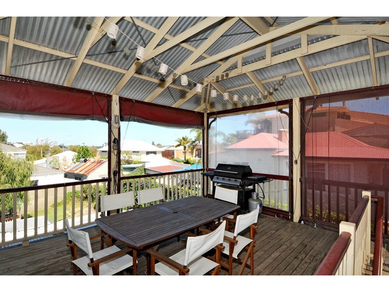 7 Hill Street, Halls Head WA 6210