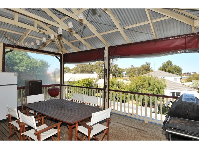 7 Hill Street, Halls Head WA 6210