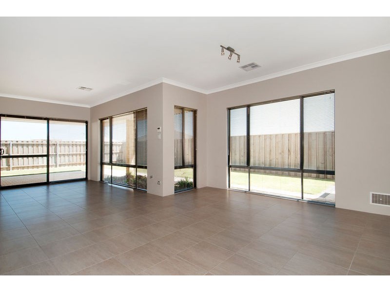 12 Splendens Turn, Halls Head WA 6210