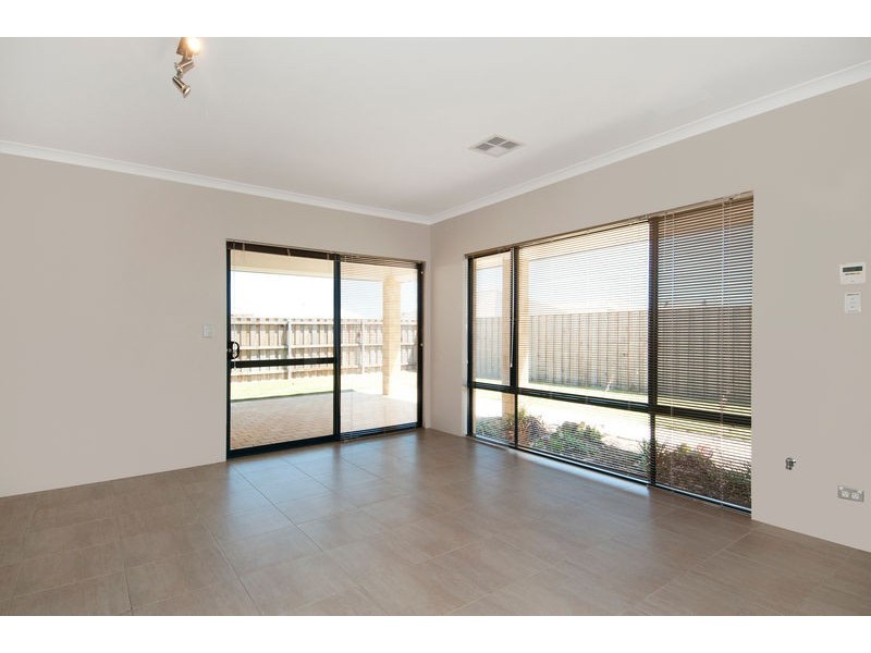 12 Splendens Turn, Halls Head WA 6210