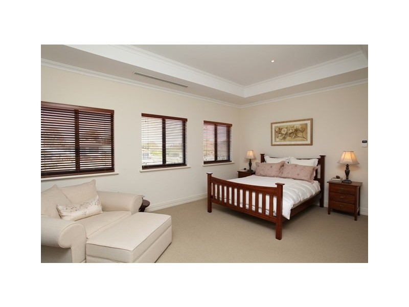 21 Erins Isle, Dudley Park WA 6210