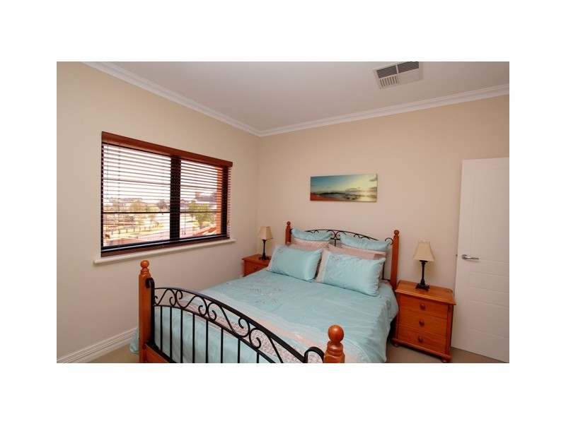 21 Erins Isle, Dudley Park WA 6210