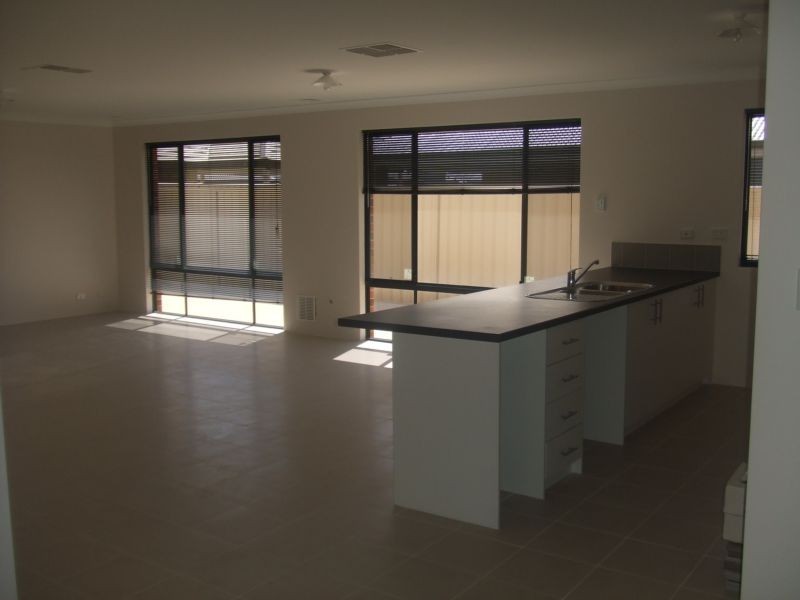 38 Lismore Ridge, Lakelands WA 6180