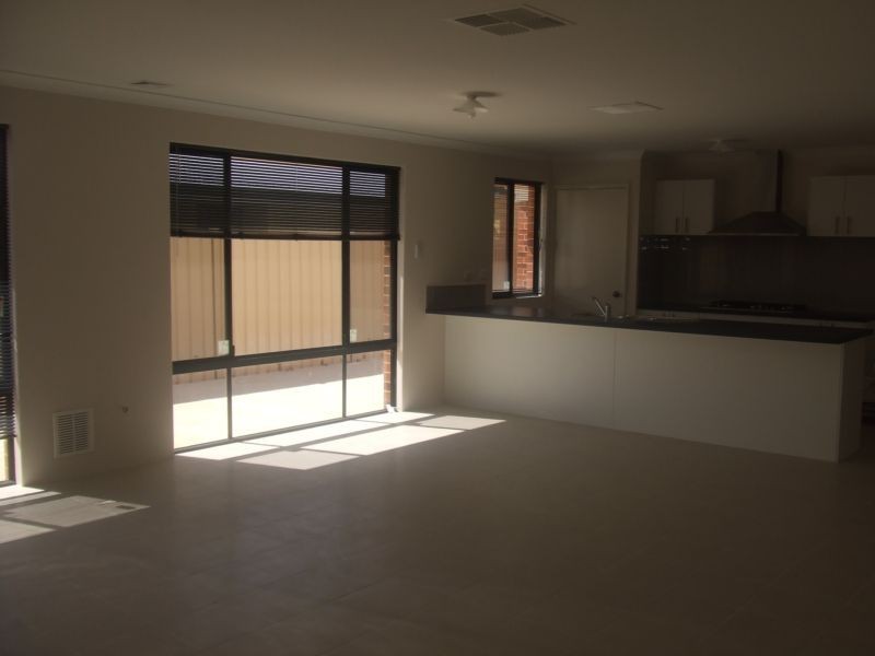 38 Lismore Ridge, Lakelands WA 6180