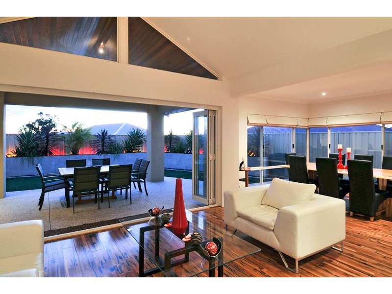 6 Nuchea Vista, Lakelands WA 6180