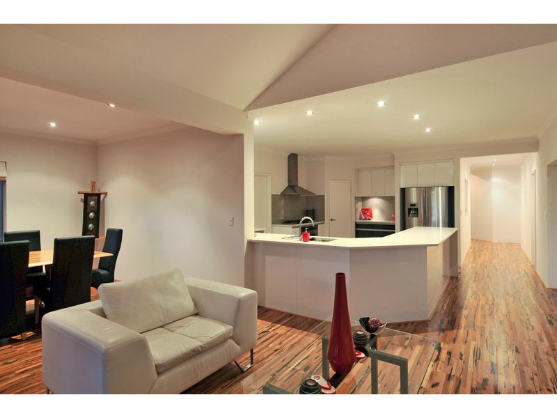 6 Nuchea Vista, Lakelands WA 6180