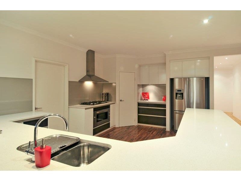 6 Nuchea Vista, Lakelands WA 6180