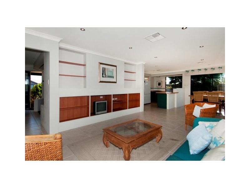 14 Dalona Parkway, Lakelands WA 6180