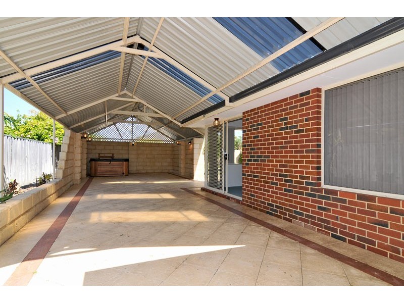 11 Kuta Lane, Halls Head WA 6210