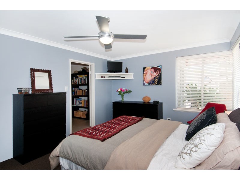 2 Barkley Place, Halls Head WA 6210