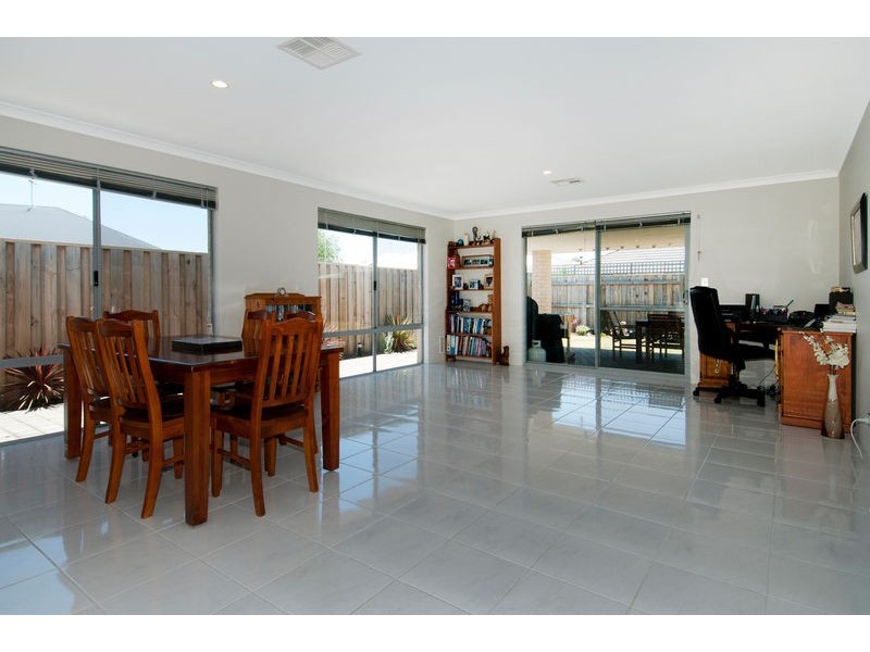 18 Senecio Way, Halls Head WA 6210