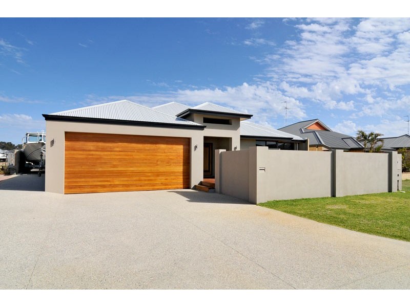 10 Lomatia Ramble, Halls Head WA 6210