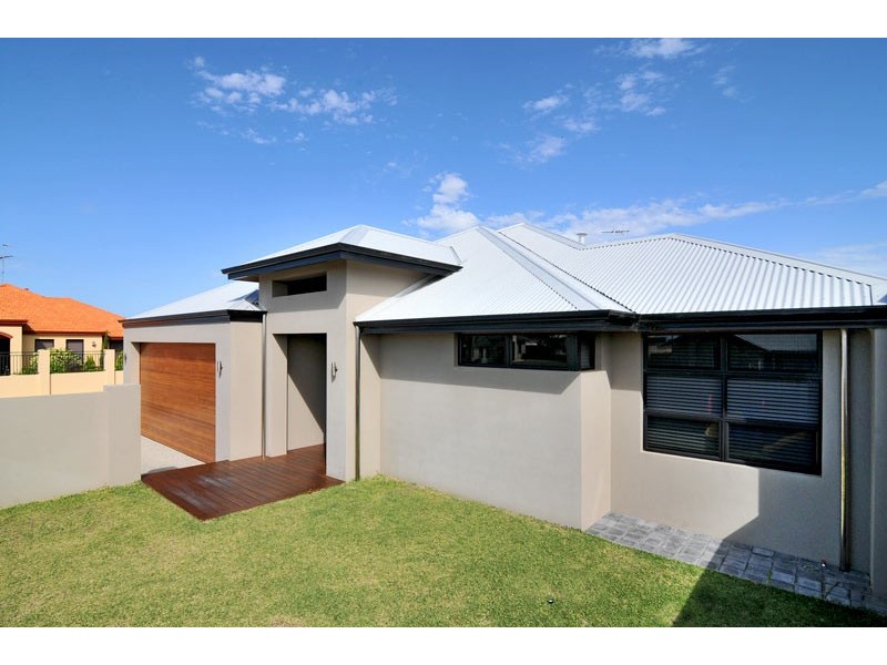 10 Lomatia Ramble, Halls Head WA 6210