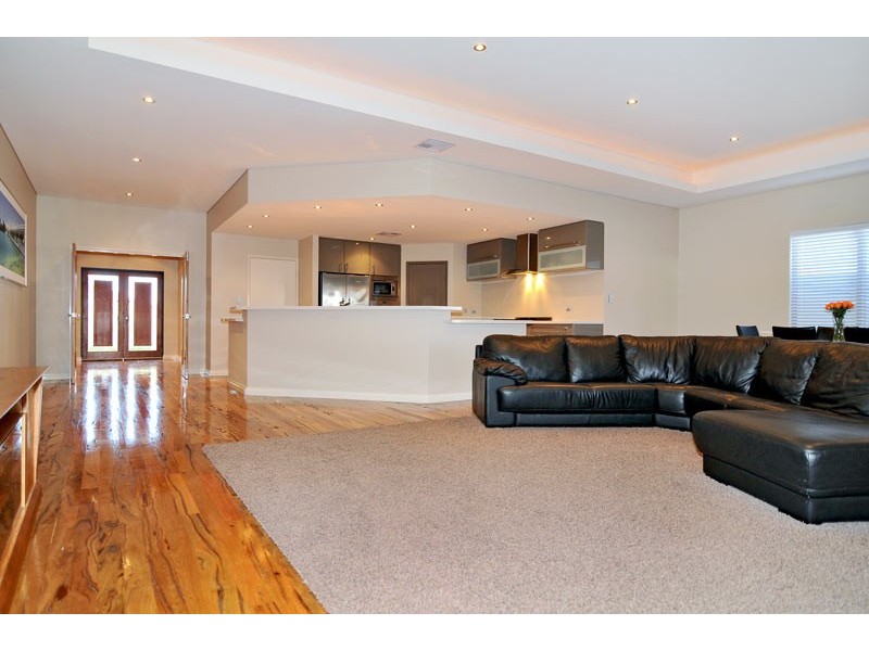 10 Lomatia Ramble, Halls Head WA 6210