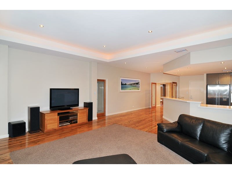 10 Lomatia Ramble, Halls Head WA 6210