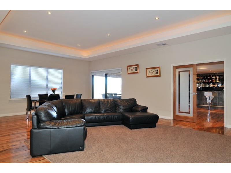 10 Lomatia Ramble, Halls Head WA 6210