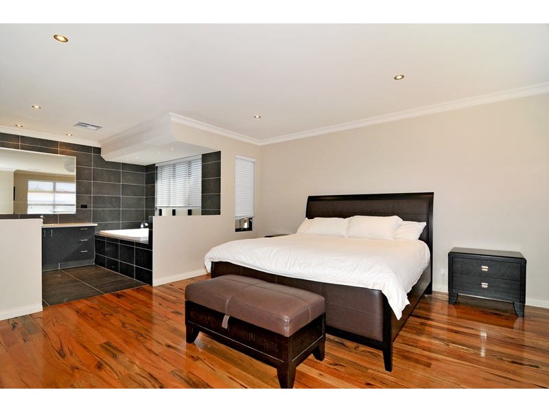10 Lomatia Ramble, Halls Head WA 6210