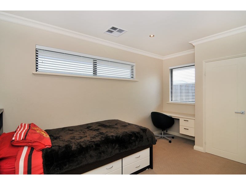 10 Lomatia Ramble, Halls Head WA 6210