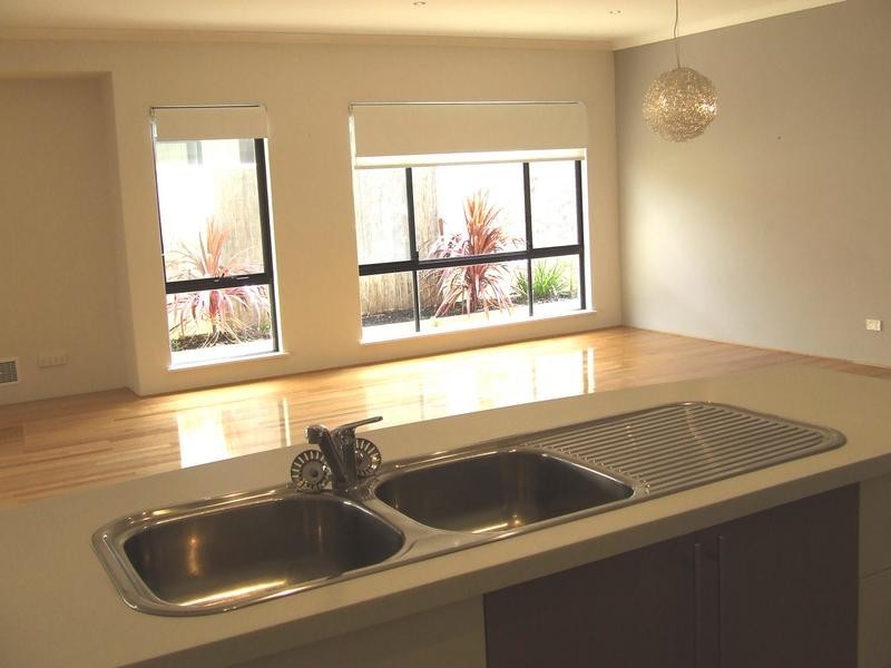 854 Warburton Trail, Lakelands WA 6180