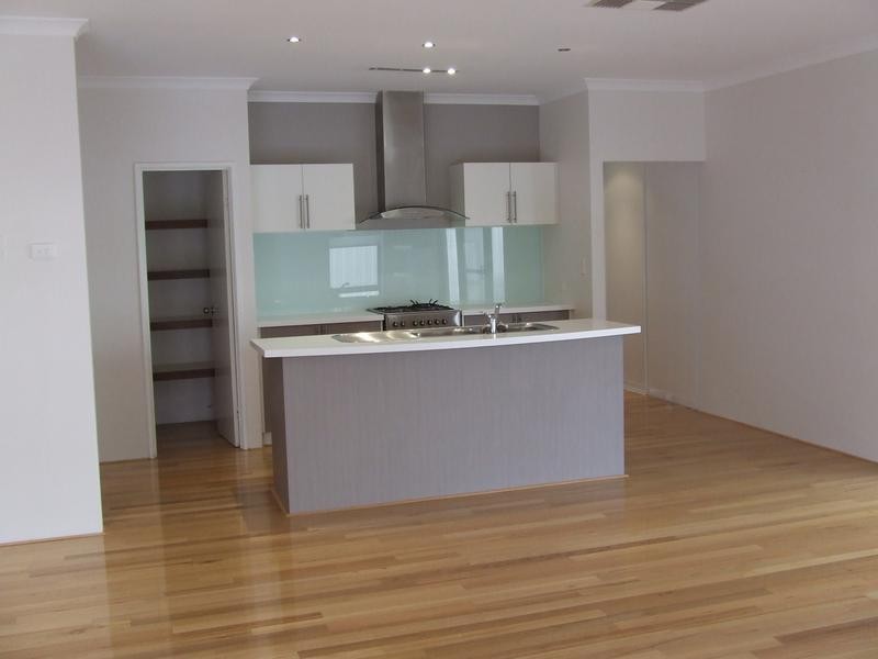 854 Warburton Trail, Lakelands WA 6180