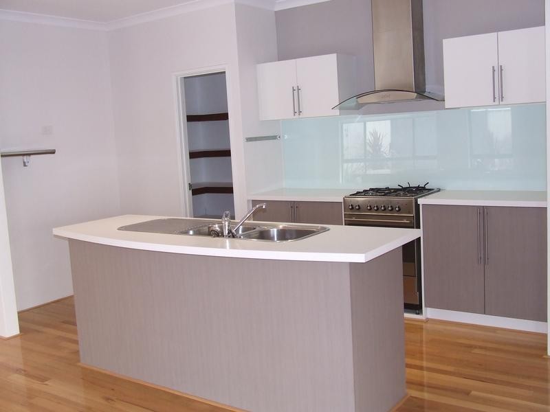 854 Warburton Trail, Lakelands WA 6180